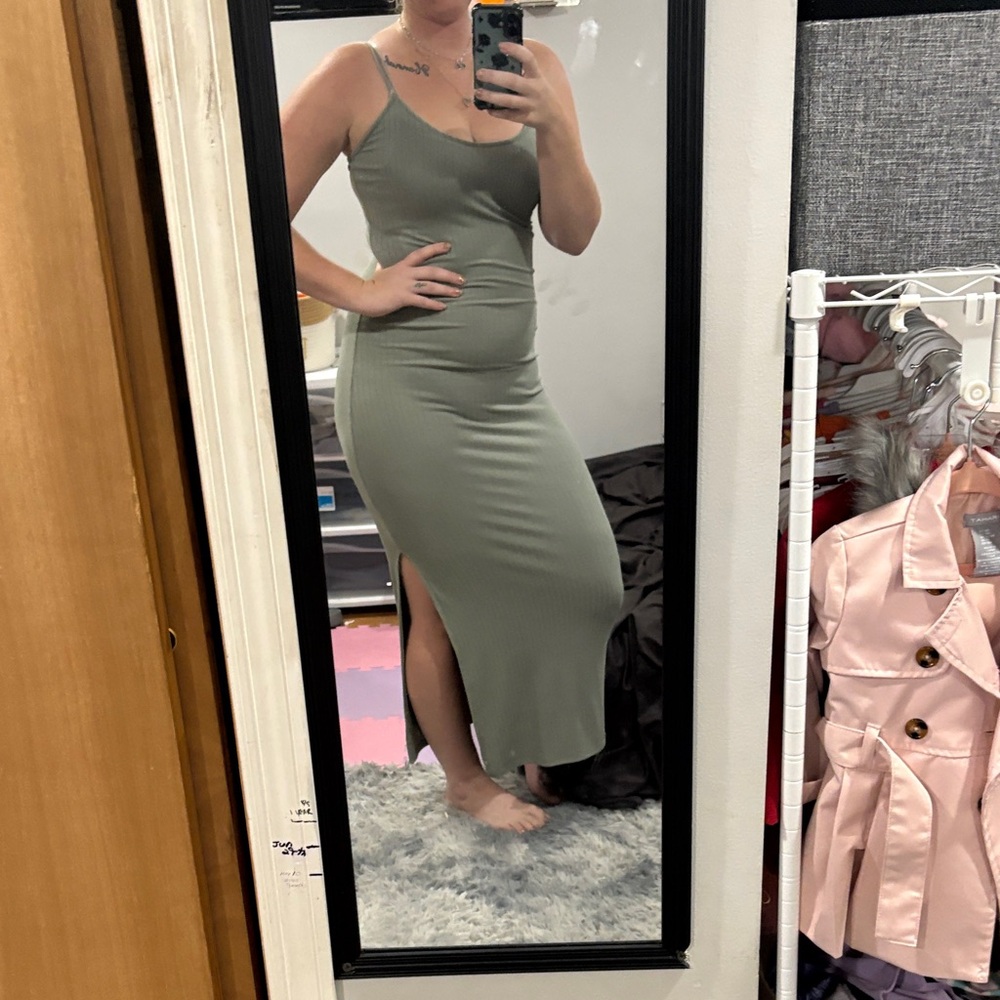 Elegant Green Sleeveless Dress - Picture 2 of 4